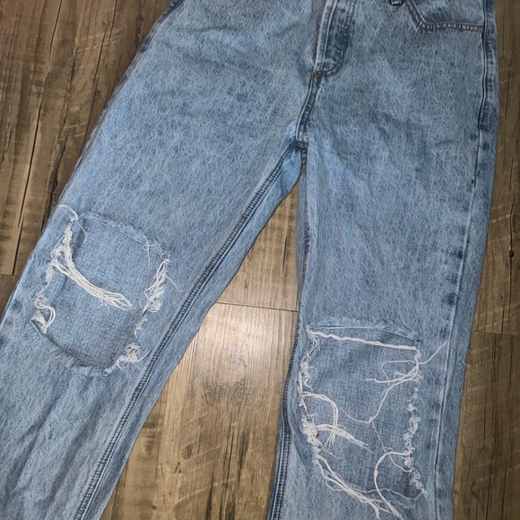 Princess Polly HOLLY Highrise ASYMMETRIC RIPPED LEG JEANS LIGHT WASH DENIM - Picture 10 of 10